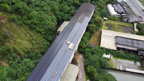 台灣能源科技股份有限公司 - 宜蘭信大水泥: 此案場地點雨量多，氣候易使鋼構材料腐蝕，故特選用抗腐蝕材料施工，克服案場施工障礙。
