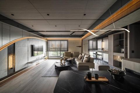 實宅設計 - 以大曲線作為序幕，垂直向度的不等分比例分割每個金屬面與石材面，空間頂棚與地坪皆使用灰階實木色放淡空間，讓立面成為空間的視覺焦點，玄關鐵件的圓弧格柵，牆體的弧，軟裝燈飾的弧，讓空間華麗的呈現。

