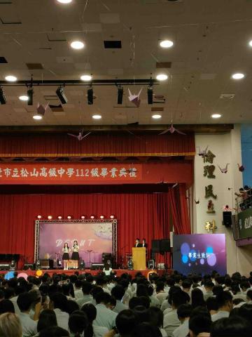 許議方 - 擔任畢業生代表上台致詞