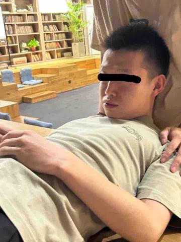 謝火山 - 在杭州，替朋友進行傳統整復推拿