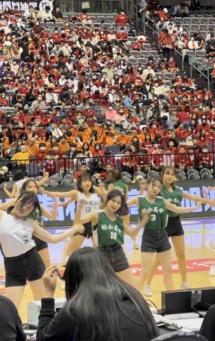 許議方 - 參加HBL小巨蛋四強中場表演 為學校加油