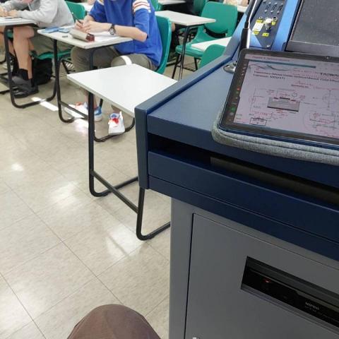 梁亦安 - 普通化學監考中