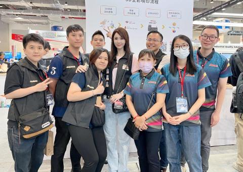 許文哲 - 3D展(與法鬥文創一起拍照),當時是法鬥文創的業務擔當。