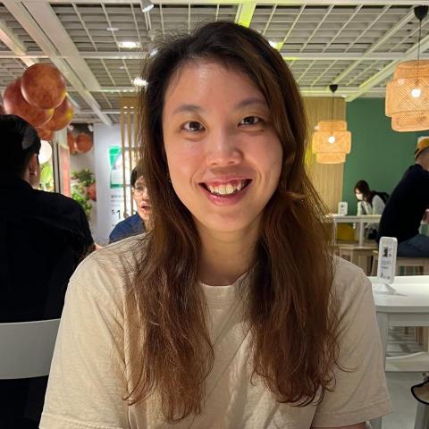 提供頭髮去背服務的專家任妍慧