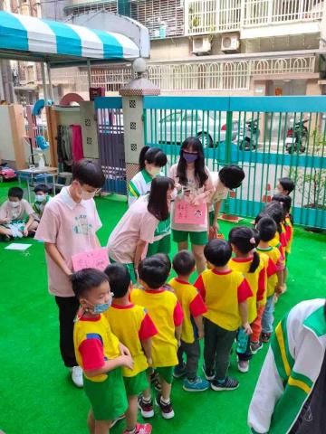 吳庭儀 - 和幼稚園小朋友互動