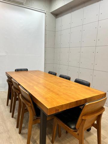 御帆聯合商務中心 - 實木桌椅專業會議室，附投影機