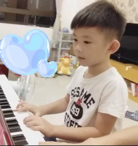 莉莉老師鋼琴家教 - 五歲的心華（照片經過家長同意才公開）