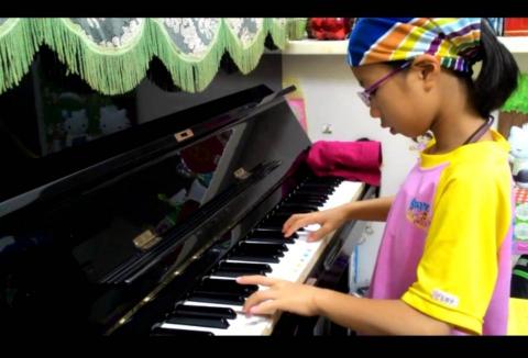 莉莉老師鋼琴家教 - 八歲的貝兒（照片經過家長同意才公開）