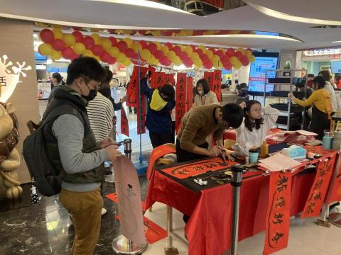 柯榆宏老師【墨文衛書法教室】 - 台中榮總 杏一美食廣場 現場揮毫