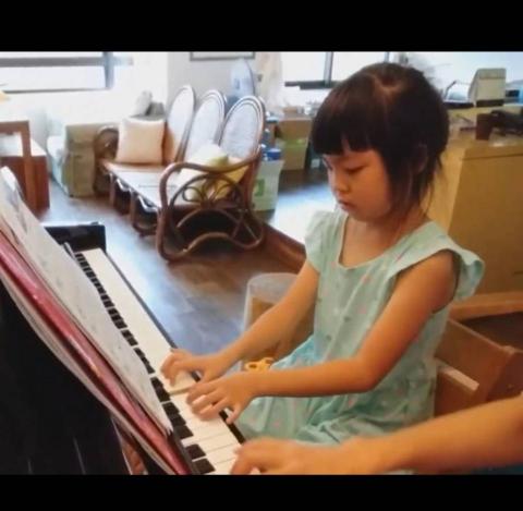 莉莉老師鋼琴家教 - 五歲的竹竹（照片經家長同意公開）