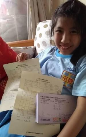 莉莉老師鋼琴家教 - 謝妹＿通過檢定 （照片經過家長同意才公開）