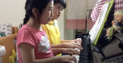 莉莉老師鋼琴家教 - 謝家兩兄妹四手聯彈（照片經過家長同意才公開）