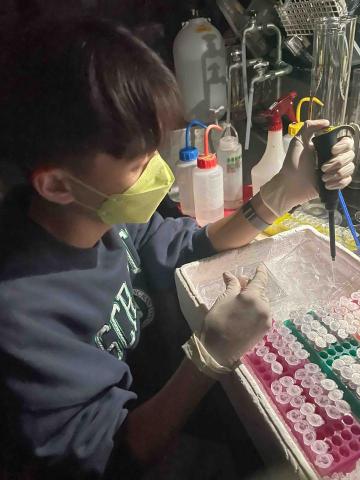 李承昱 - 進行細胞實驗