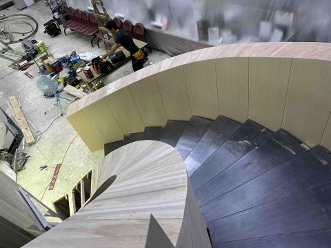 衫緣室內裝修 - 螺旋樓梯施工中