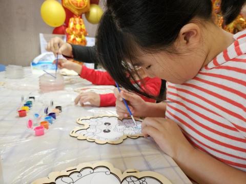 Milk's花藝×芳療×藝術手作工作室 - 指導學生製作龍年小提燈