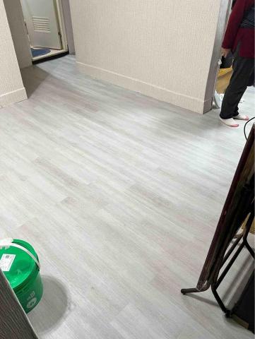 潢億地板 - 板橋案場：施作地板順平+直鋪塑膠地板
（傢俱搬移、分區施作）