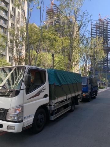 潘柏榮 - 家具運送，兩台排隊等地下室安排車位