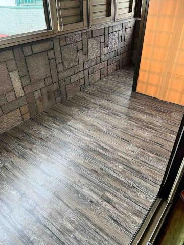 潢億地板 - 永和案場陽台外推施作：
地板整平+防潮底料+塑膠地板
（完工照，客戶選擇不收邊）