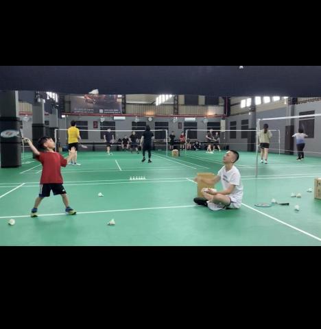 陳芃緯 - 記憶點教學（口語化、生活化）
本人講求堆疊、漸進式教學
如何讓小朋友一聽就懂、並且有記憶點
從最基本握拍、打球、腳步、協調反應等
避免造成打球過程中受傷