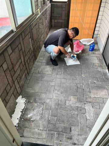 潢億地板 - 永和案場陽台外推施作：
地板整平+防潮底料+塑膠地板