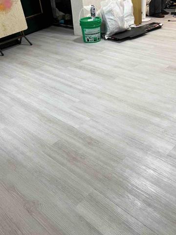 潢億地板 - 板橋案場：施作地板順平+直鋪塑膠地板
（傢俱搬移、分區施作）