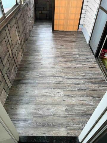 潢億地板 - 永和案場陽台外推施作：
地板整平+防潮底料+塑膠地板
（完工照，客戶選擇不收邊）