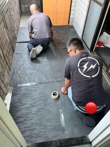 潢億地板 - 永和案場陽台外推施作：
地板整平+防潮底料+塑膠地板