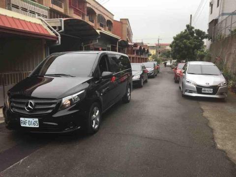 吳舜岳 - 賓士，豪華型九座休旅車型V l To