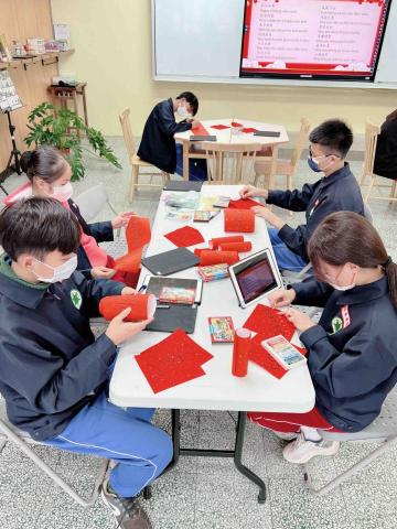 Michelle 留美英文老師 - 讓學生用英文寫下新年祝福語