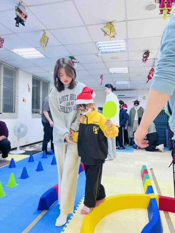 謝佳蓁 - 在泛自閉中心協助兒童體適能訓練