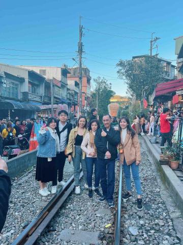 朋輝國際小客車租貸 - 馬來西亞貴賓十分包車