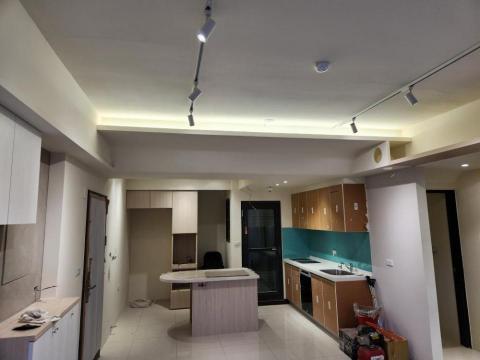 黃嘉文 - 利用弧形包梁結合圓形貓洞層板做造型呈現，後方的電器櫃用以做冰箱與儲物間的自然分隔。