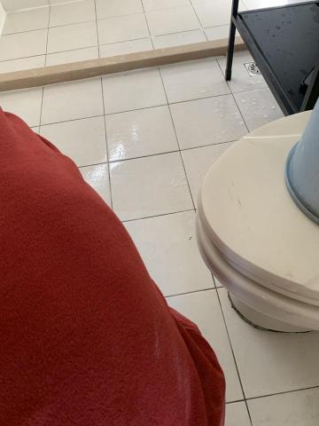 豪清淨企業社 - 浴室防滑施作中