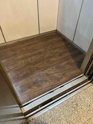 潢億地板 - 電梯地板破損 鋪設塑膠地板
（完工照）