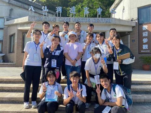 林彥均 - 社會科教學與團隊，本人為第一排中間。