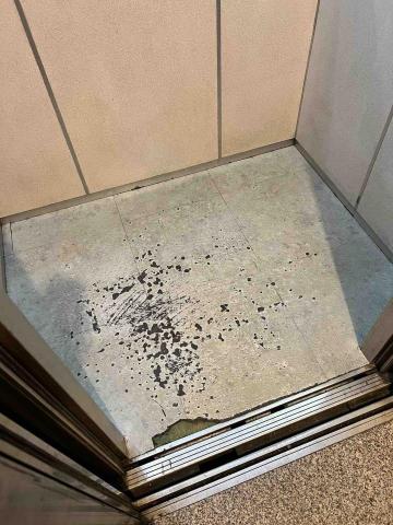 潢億地板 - 電梯地板破損 鋪設塑膠地板