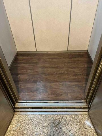 潢億地板 - 電梯地板破損 鋪設塑膠地板
（完工照）