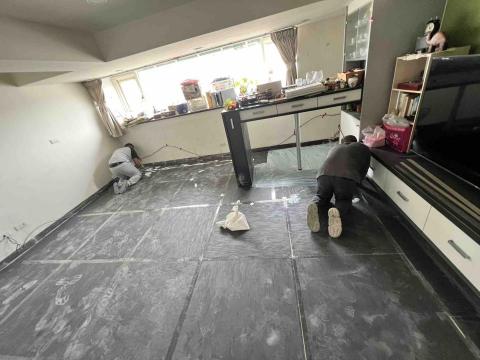 潢億地板 - 磁磚空鼓處理+鋪設防潮底料+鋪設塑膠地板
（鋪設防潮底料）