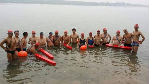 水上安全救生游泳移動教練 施紹雄 麥克叔叔 - 橫度邯鄲水庫 水上安全救生游泳移動教練 施紹雄 麥克叔叔 - 橫度邯鄲水庫