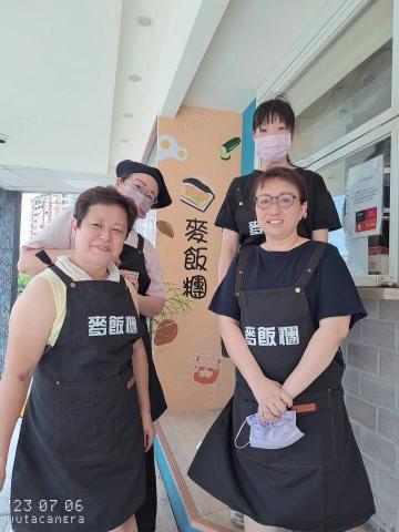 陳心怡 - 餐飲收銀.炸物做飲料