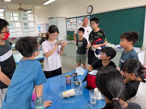 廖珥因 - 我（手持雪克杯）於2023年暑假，在博幼基金會的社團活動課授課中的照片。