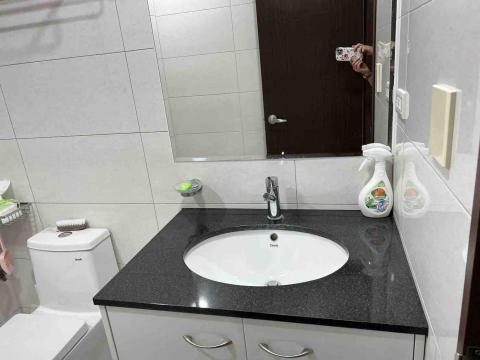 鍾小姐 - 洗臉台、鏡面