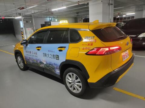 林定翰 - Toyota Corolla Cross Hybrid （左邊照片）