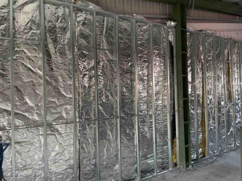 築家室內裝修 - 鐵皮民宅隔間、工廠辦公室非常推薦加裝玻璃岩棉與鋁箔卷棉，可有效降低隔間室內溫度並提高隔間防火係數