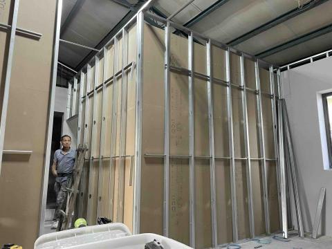 築家室內裝修 - 隔間石膏板與矽酸鈣板雙層工程。可增強防火效果與些微提高隔音效果