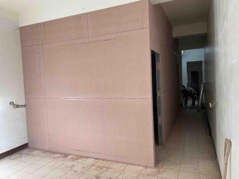 築家室內裝修 - 溼式隔間注重工法，輕質混擬土灌漿不爆模。溼式隔間相比一般隔間有較高的隔音效果（但需要加裝隔音、放火門與隔音窗才不會有漏音的情況）。民宅加建廁所也可使用濕式隔間