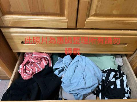 惠絹清潔 - 整理衣櫃前
