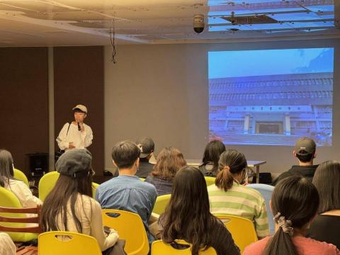 陳子瑜 - 政大助教工作期間，主導社資駐地創作展覽，並擔任導覽活動的講解員，至少130位同學參與