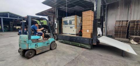 湯家豪 - 推高機協助上下