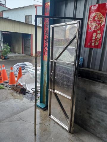 弘昌宅修工程行 - 不鏽鋼門尺寸訂作安裝 弘昌宅修工程行 - 不鏽鋼門尺寸訂作安裝